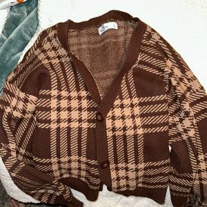 hollister cropped cardigan. only worn twice and in good condition. no tags.